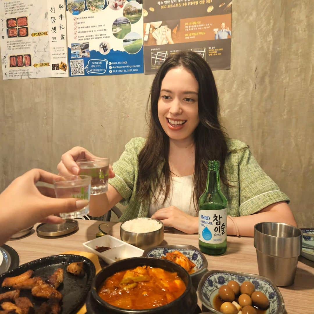 のインスタグラム：「Celebrating Oktoberfest and reunion with quality soju💚  My friend and I went to Korean restaurant last weekend😊Actually we first met at TOPIK test (Korean language test) venue, then became friends🤭  We enjoyed grilled pork ribs, kimchi jjigae and of course, Korea's No. 1 soju, Jinro.  I like them because of the variety of flavours! We can choose it by the food or mood of the day! Jinro Chamisul Fresh is best for grilled pork🐷  Cheers to our reunion! 짠~~!!  Drink responsibly! #HiteJinroPH #jinroph #sp #partipostph」