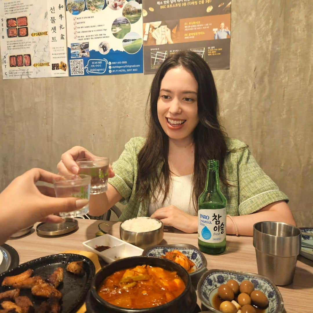 安藤ミレイのインスタグラム：「Celebrating Oktoberfest and reunion with quality soju💚  My friend and I went to Korean restaurant last weekend😊Actually we first met at TOPIK test (Korean language test) venue, then became friends🤭  We enjoyed grilled pork ribs, kimchi jjigae and of course, Korea's No. 1 soju, Jinro.  I like them because of the variety of flavours! We can choose it by the food or mood of the day! Jinro Chamisul Fresh is best for grilled pork🐷  Cheers to our reunion! 짠~~!!  Drink responsibly! #HiteJinroPH #jinroph #sp #partipostph」