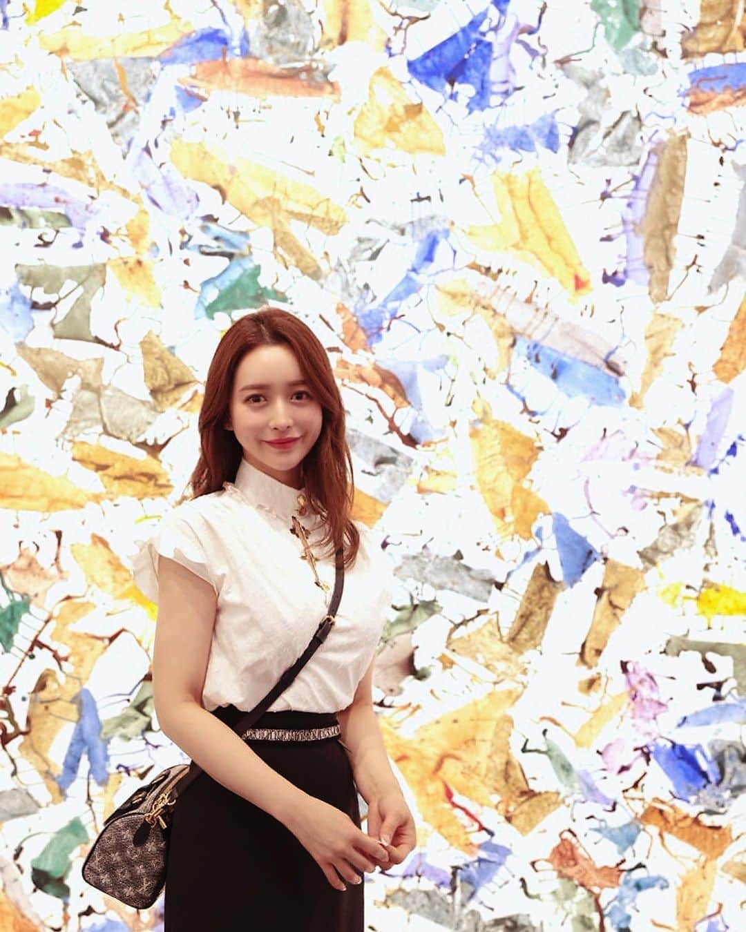 野崎萌香のインスタグラム：「@louisvuitton   大阪にて。FOLDING SELECTED WORKS FROM THE COLLECTION in †B シモン・アンタイ「Folding」展へ⚡️  シモン・アンタイの巨大な作品群たち。  キャンバスを無作為に折りたたんでしわを寄せ、色を塗った後にキャンバスを開くことで絵画化する「プリアージュ（折り畳み）」の手法を使っていて偶然が織りなす抽象画に魅了されました。  明日から始まります。  2023年9月28日（木)-2024年2月4日（日）  開館時間： 12:00-20:00  @louisvuitton @fondationlv #LouisVuitton #EspaceLV #CollectionFLV #FondationLouisVuitton」