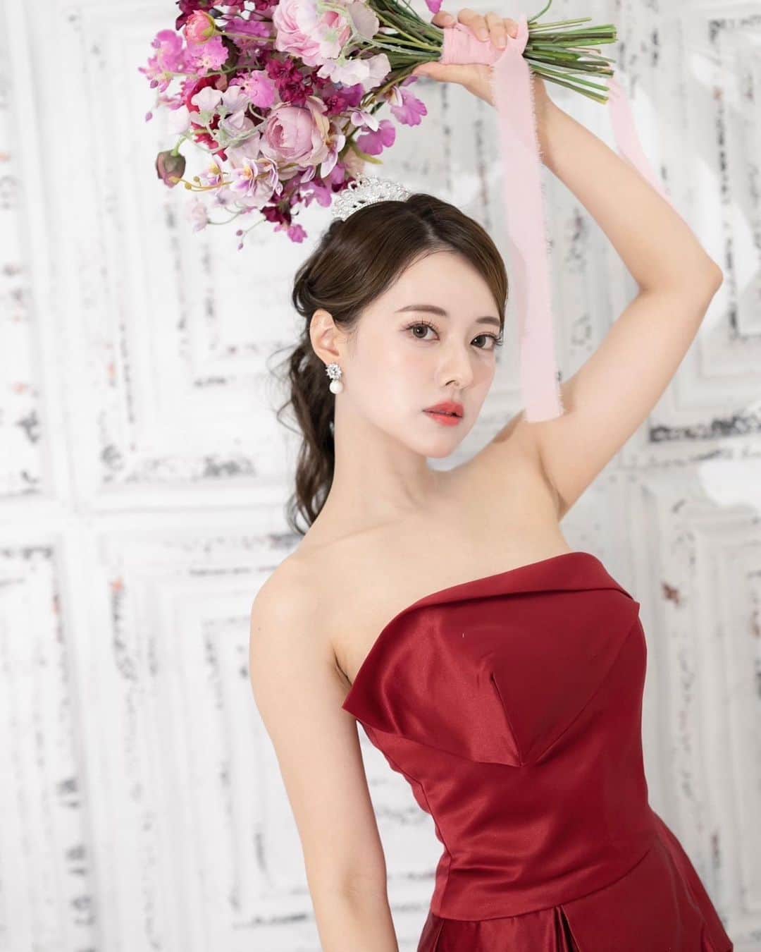 Mizukiのインスタグラム：「この前の撮影データ✨ (撮影なので結婚したわけじゃないよ)  無加工の方がいいって言われすぎるので 久しぶりに投稿に加工なしの一眼レフのデータ載せる📸🤣笑  @animo.wedding 👰‍♀️ @shiba_photo 📸 @minladybride 👗 @saori_bouquet 💐  #ウェディングヘア #ウェディングフォト #ウェディングドレス #ウェディング #ブライダルヘア #ブライダル #ブライダルフォト #ブライダルヘアメイク #結婚式 #花嫁 #花嫁ヘア」