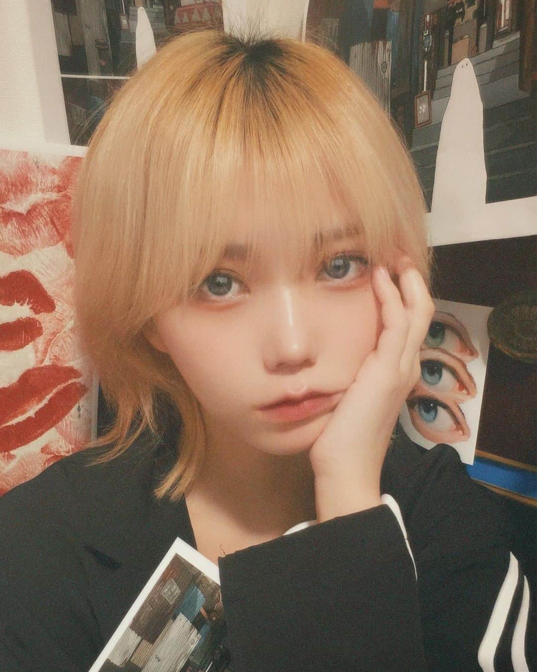 かわごのインスタグラム：「ついに、本日9月27日に、1stシングル「ふたつの影」を配信リリースしました。  その『ふたつの影』のMVが、先ほど川後陽菜の公式YouTubeにて公開されました！  川後陽菜 & YONAKA Band名義ですが、概念的なバンドですのでソロで歌っています。  私は、ファンの人と描いた夢が沢山あります。託された夢もあります。  自分の夢だったのか、むかし誰かと見た夢だったのか、いつの間にか分からなくなる時があって、誰かと声を交わして自分自身が見えたり痛みを感じたりします。  家族、恋人、アーティスト、誰かを応援したり応援されたことがある人に刺さる歌詞かなと思います。そして、ドリームポップな楽曲なので眠れない夜とか布団の中で聴いてください...🌛   作詞・作曲は和田直希 @wadanaokii さんです。素敵な楽曲をありがとうございます。大切なデビュー曲。ずっとずっと歌っていきたいです。  MVは、イラストレーターの忘却図鑑 @forget_jpeg さんにお願いして制作していただきました。素敵な作品になっています。コメントなどもしていただけると嬉しいです。  デビュー日。9月27日。 また大切な日が増えた。  『ふたつの影』 歌：川後陽菜 & YONAKA Band 作詞：Naoki Wada 作曲：Naoki Wada Director：忘却図鑑」