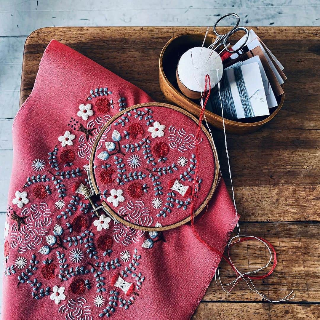 樋口愉美子さんのインスタグラム写真 - (樋口愉美子Instagram)「🍎  #つながる刺繍 本より」9月27日 21時13分 - yumikohiguchi