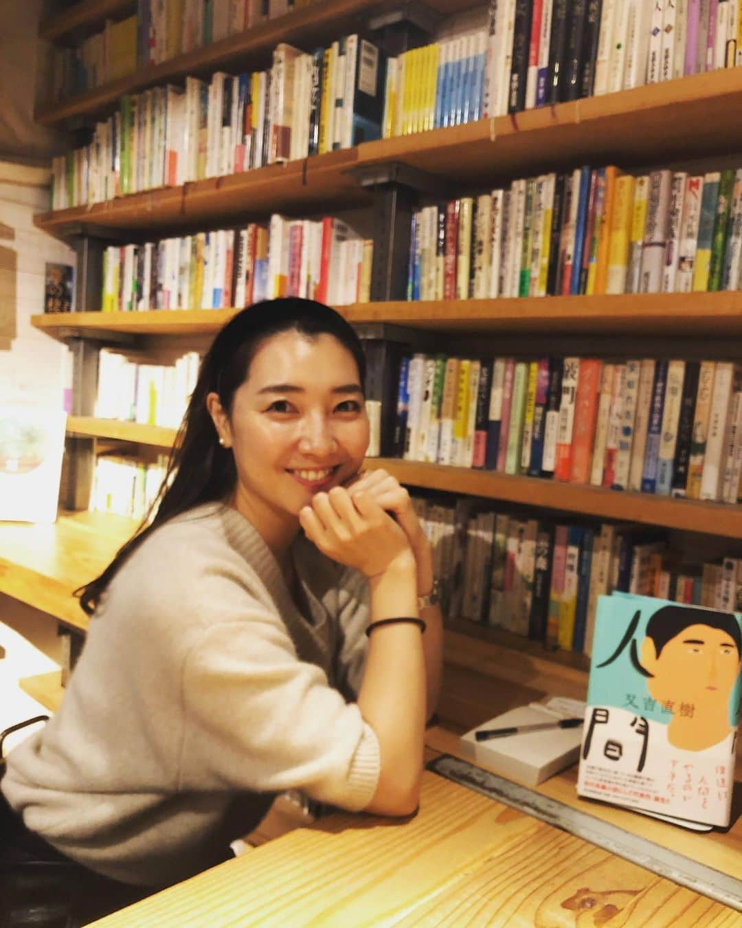 市川いずみさんのインスタグラム写真 - (市川いずみInstagram)「.  【ご報告】  この度 連載をスタートすることになりました!  地元京都の出版社・ミシマ社さん @mishimasha_books  のwebマガジン、ミシマガジン内で月に一回コラムを書かせていただきます🙇‍♀️  益田ミリさんの著書は大好きで、 その本を出版されているミシマ社さんでこのような機会をいただけることになり感謝しかありません。  . .  昔から本が大好き。 書くことも大好き。  好きなことがまた一つこうやって仕事になり、 幸せでいっぱいです。  . . 局アナを辞めてフリーアナウンサーになり、 その後はピラティストレーナーになったかと思ったら 30歳すぎて大学院生に👩‍🎓  好きなことに没頭していたら このような人生になりました。  女性だから もう30歳すぎたから  「できない」理由を探すことは簡単 「できる」理由を探したほうが明るくないかな． 私はこのように岐路を選択してきました。  性別や年齢、環境などを理由にチャレンジを躊躇している  そんな方々が 「一歩踏み出してみようかな」  このように思って下さると嬉しいです。  月に一回の更新です!  『ミシマガジン』  で検索して読んでください😊  . . #ミシマガジン  #ミシマ社 さん #連載スタート  #35歳大学院生 #フリーアナウンサー市川いずみ #pilatesinstructor  #研究者  #広報  #スラッシュキャリア」9月27日 21時14分 - izumichikawa