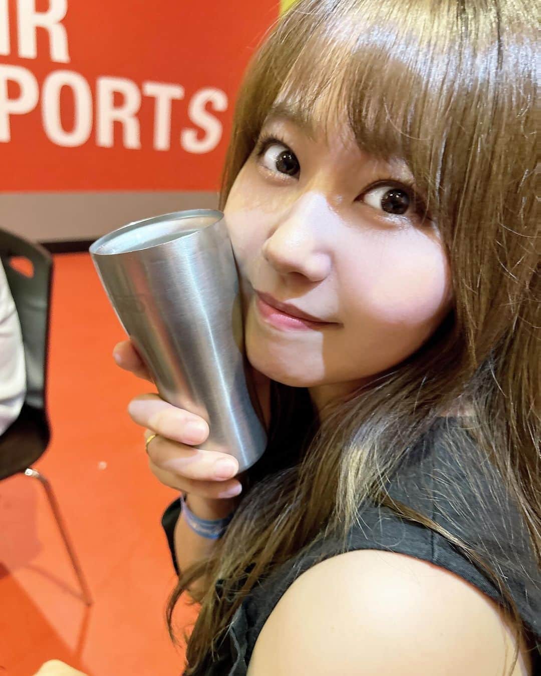 門脇佳奈子のインスタグラム：「スポッチャで🍺初めて飲んだ😂  今日は先日初めて行った美容鍼にまたまた行って来ました🪡✨ 歯ぎしりに悩まされる女代表としては1番効果が実感できた鍼🪡  最近は気圧の関係とかで頭痛がヤバかったり、寝つきが悪い&眠りが浅くて睡眠時間が取れなかったりと不調だったのですがかなり改善されたみたいでさっそくお昼寝なんかしちゃった🥹  そしてもう睡魔が来てていい感じ🥱💤  旦那に痩せた？って言われたくらい浮腫みと張りが取れたのでやっぱり鍼って凄い🪡🫢  かなりオススメです🤝 もしご興味があって来店時に私の投稿を見て予約された方は美容鍼60分コース¥18,000→半額の¥9,000で受けられるそうです🙆‍♀️✨  https://bit.ly/quinbelle-instories」