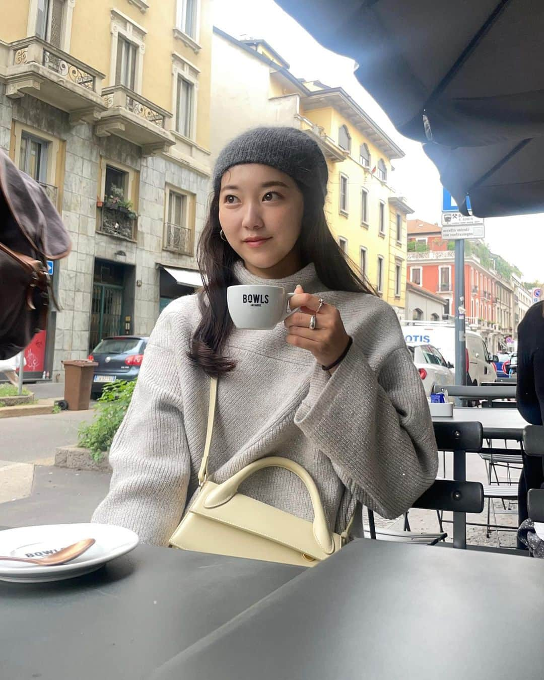 mina hinokuchiさんのインスタグラム写真 - (mina hinokuchiInstagram)「. 🥐☕️🇮🇹 . 少し早起きしてモーニングしたこの日は スパンコールとラメ糸入りのニットワンピ♡ お店には11月始め頃なので少し先の納品なのですがチラリ。  キラキラしてるアイテムがこの秋気になるので このワンピースもとても気分！ 1枚でざっくりリラックスして着れるのも◎  .  #Chico #チコ #salonbychico#秋コーデ #秋服」9月27日 21時15分 - miiinah