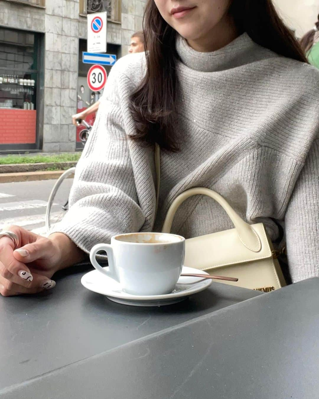 mina hinokuchiさんのインスタグラム写真 - (mina hinokuchiInstagram)「. 🥐☕️🇮🇹 . 少し早起きしてモーニングしたこの日は スパンコールとラメ糸入りのニットワンピ♡ お店には11月始め頃なので少し先の納品なのですがチラリ。  キラキラしてるアイテムがこの秋気になるので このワンピースもとても気分！ 1枚でざっくりリラックスして着れるのも◎  .  #Chico #チコ #salonbychico#秋コーデ #秋服」9月27日 21時15分 - miiinah