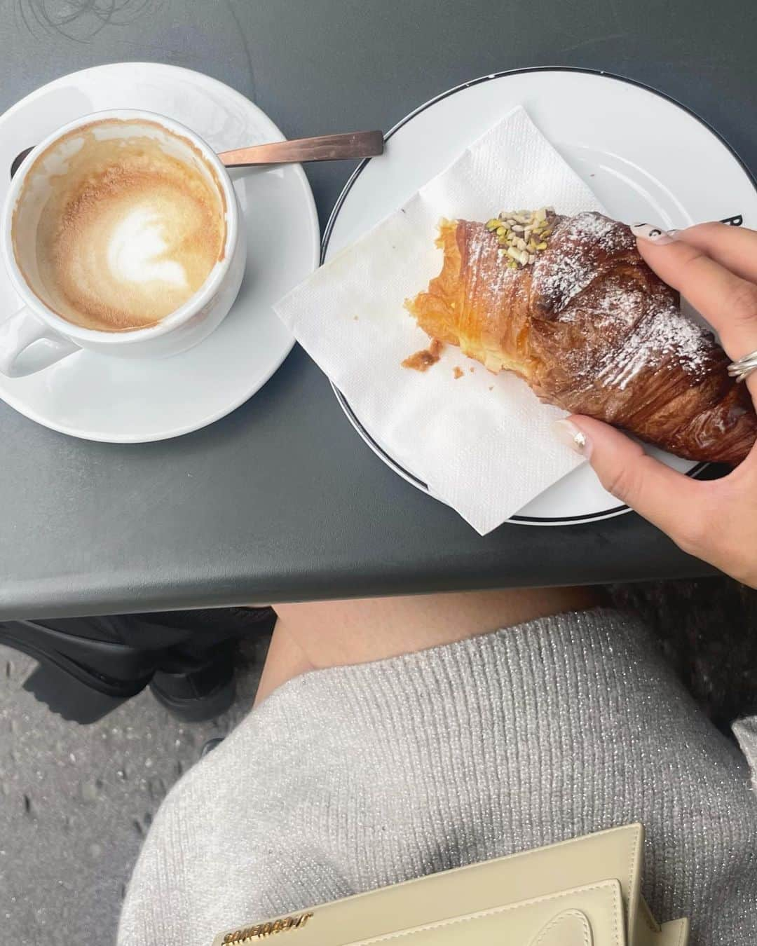 mina hinokuchiさんのインスタグラム写真 - (mina hinokuchiInstagram)「. 🥐☕️🇮🇹 . 少し早起きしてモーニングしたこの日は スパンコールとラメ糸入りのニットワンピ♡ お店には11月始め頃なので少し先の納品なのですがチラリ。  キラキラしてるアイテムがこの秋気になるので このワンピースもとても気分！ 1枚でざっくりリラックスして着れるのも◎  .  #Chico #チコ #salonbychico#秋コーデ #秋服」9月27日 21時15分 - miiinah