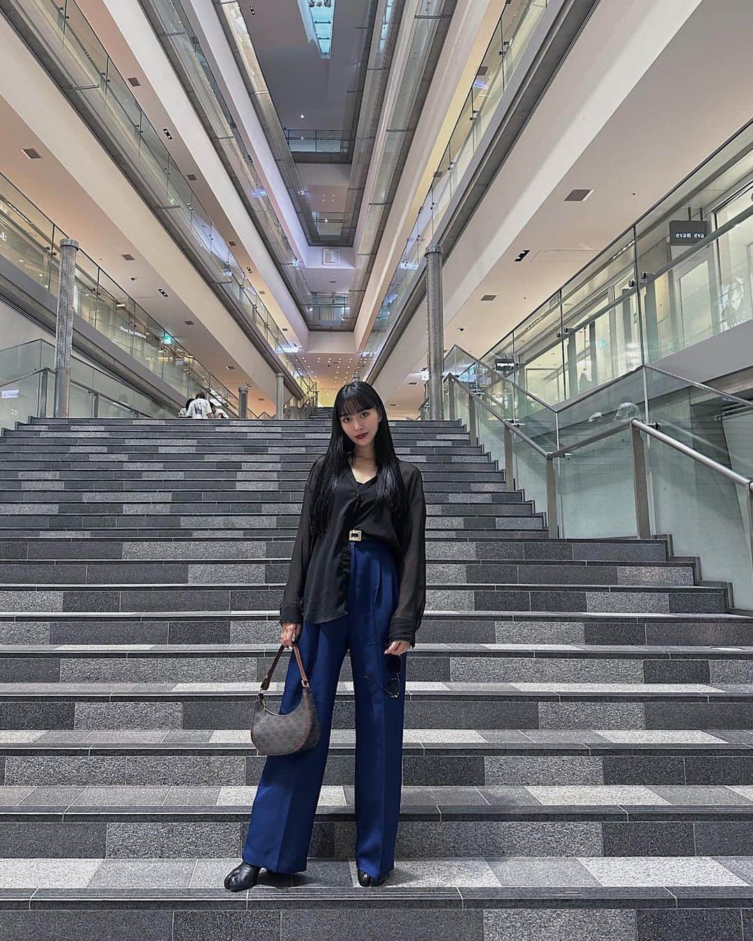 山本梓衣菜のインスタグラム：「..  🌏💙🪼  脚長見えあおぱんつ🦋 このパンツはこの日から姫のものになりました🐈笑  #autumnfashion」