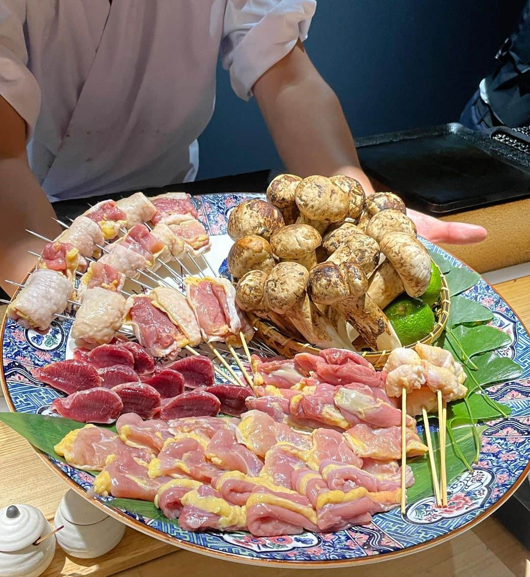 美咲キララのインスタグラム：「🐓 . 神田 飛鳥くら田 長谷川稔監修鳥焼き屋さん 焼き鳥じゃなく鉄板で焼いたお肉🐓♥️ 色々な部位食べれて美味しかった(,,•﹏•,,) . 鶏肉の歯ごたえ凄かった✊🏻 . . #飛鳥くら田 #くら田 #長谷川稔 #焼き鳥 #鳥焼き #鶏焼き」