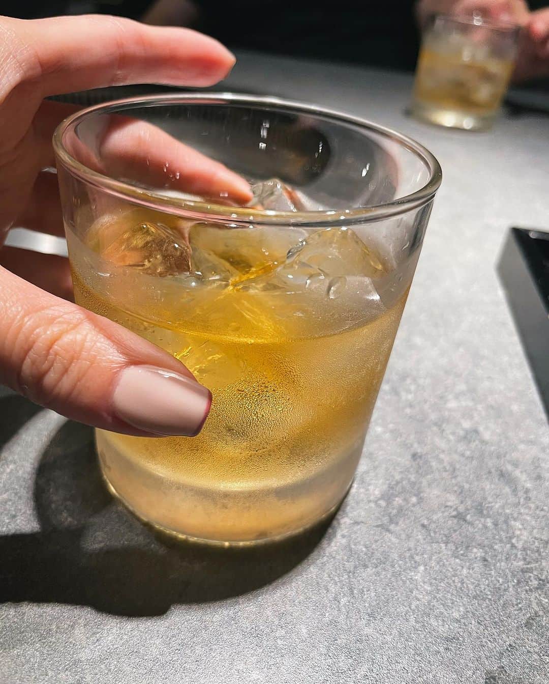 えなちぃのインスタグラム：「今回のネイルはシンプル💅 . . こちらはウイスキーです🥃💁🏻‍♀️」