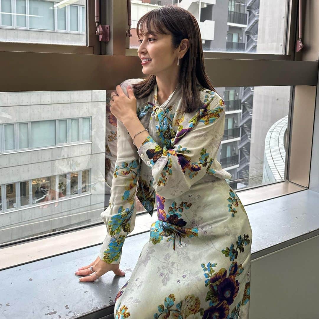 矢田亜希子のインスタグラム：「本日もラヴィット！ ありがとうございました‼︎ 大晴くん、シーズンレギュラー卒業。3か月間ありがとう🫶 今日と先週の衣装です⭐️  ブラウス,スカート @toryburch ジュエリー @mauboussin_japan ワンピース @josephfashion_japan ジュエリー #GeorgJensen #ラヴィット#水曜日#tbs#シーズンレギュラー卒業#大晴くんお疲れ様でした🫶」