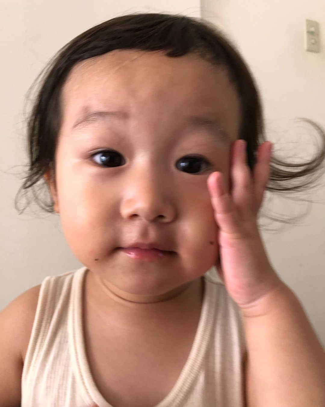 のインスタグラム：「⁡ ⁡ ⁡ ⁡ 今日、お腹の中に居た時のことを なんとなく聞いてみたら 第一声が「エ？ホント？」(口癖)やったから あ、覚えてないんか〜と思ってたけど ⁡ 「あかたかたった」→「あたたかかった」 とか「ピンクやった」って言い始めて ⁡ びっくり覚えてた🤰🏼❤️‍🔥🌏 ピンクやったって言う子が多いの さっき調べて知ってこれまたびっくり。 ⁡ 他にも何か言うてたけど 何言ってるかわからんかった😂笑笑 ⁡ 妊婦時代は悪阻からコロナから色々 辛いことの方が断然多かったんだけれども 娘の中ではいい記憶であることを 願います🧠💭笑 ⁡ ⁡でも覚えててくれて嬉しかった、、😭 ⁡」