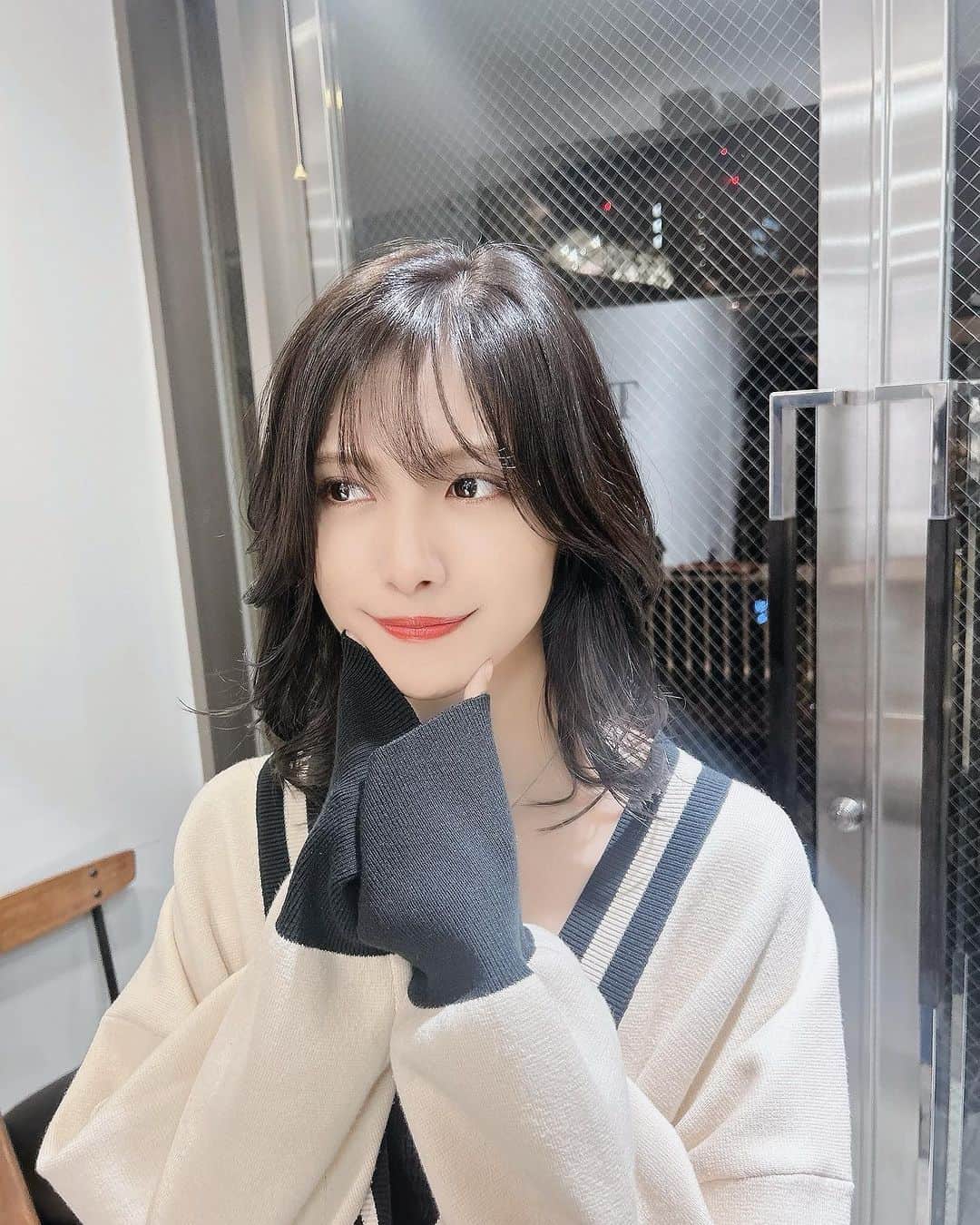 美沙玲奈のインスタグラム：「ꕤ*.ﾟ  前髪下ろしも上げも何でも出来るように整えてもらいました✄✨秋だし髪色も暗めキープです！！  #美容室 #newhair #ミディアムウルフ #イメチェン」