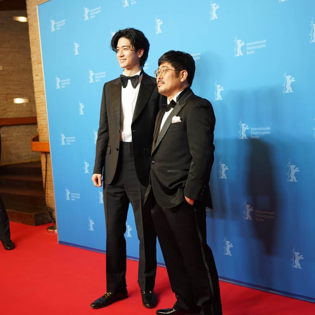 のインスタグラム：「🤵🏻‍♂️🤵🏻‍♂️ Throwback to the memories of Berlin.  Kazu Yuto  くまゆと  #manhole #berlin #berlinale2023 #redcarpet #kazuyoshikumakiri #japaneseactor #tb」