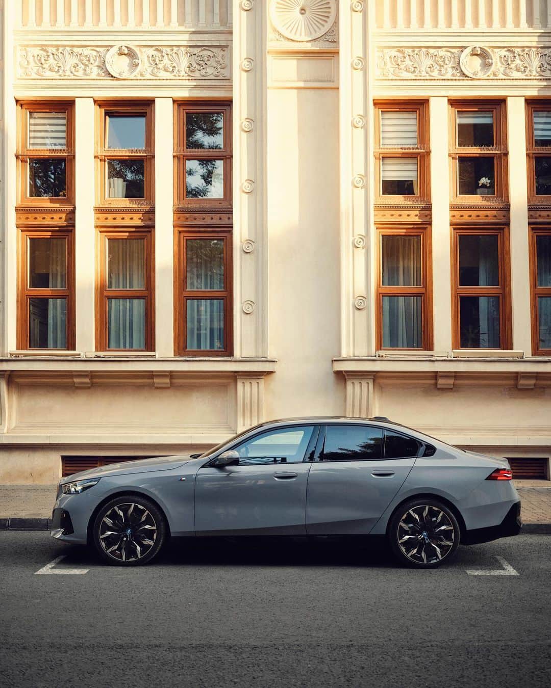 BMWのインスタグラム：「Always protecting. The innovative anti-theft recorder inside the new BMW i5, ready when you need it the most, wherever you are.   THE NEW BMW i5. 100% electric.  #THENEWi5 #THEi5 #BMW #BMWi #BornElectric #BMWElectric __ BMW i5 eDrive40​: Combined power consumption: 18.9–15.9 kWh/100 km. Combined CO2 emissions: 0 g/km. Electric range: 497–582 kilometers. All data according to WLTP. Further info: www.bmw.com/disclaimer」