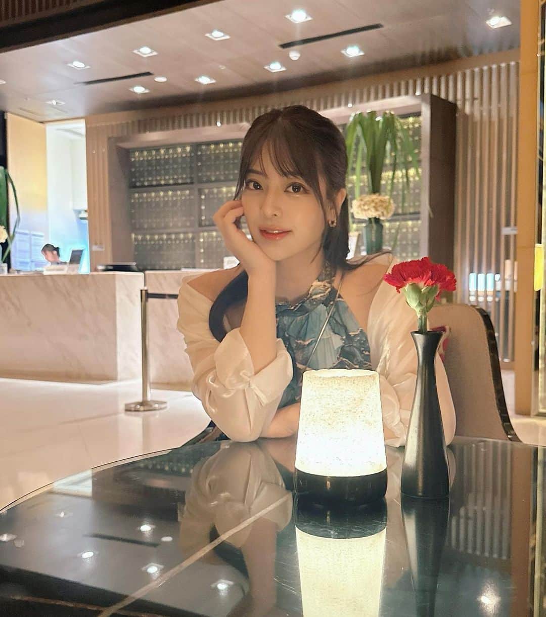 蒼木るいのインスタグラム：「🇹🇭🐘💙  最近SHEINにハマってて 安いから普段買わない特徴的なデザインだったり、カラー物だったり色々チャレンジして着てみてる👗  前回載せてるオレンジのトップス結構好評でした！🧡🧡  Tops : SHEIN Shirt : SHEIN  Skirt : 忘れた汗 Shoes : SHEIN Bag : SHEIN Accessory : cene   #タイ #バンコク#shein購入品 #sheinコーデ #プチプラコーデ #タイ旅行 #バンコク旅行 #ラウンジ」