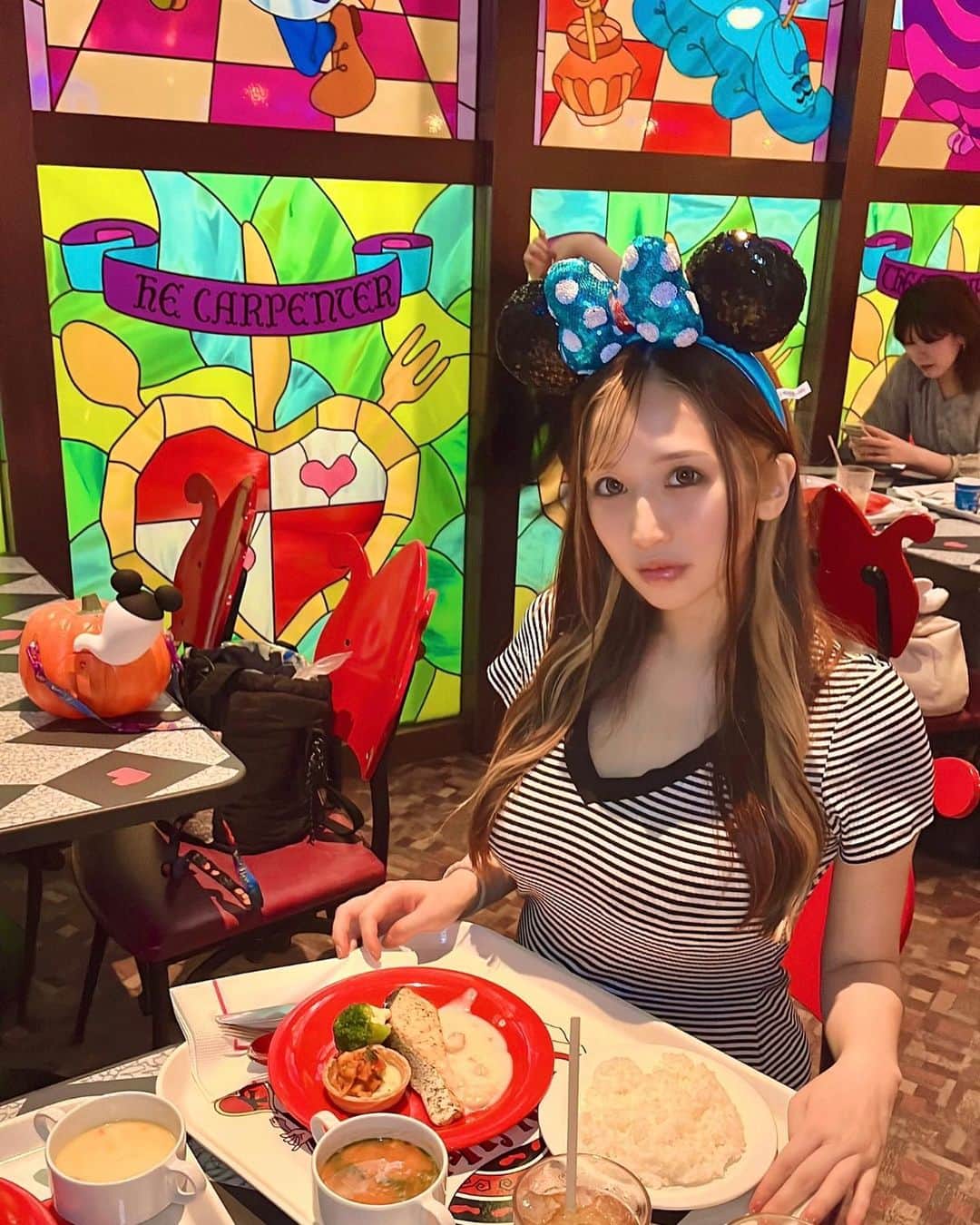 橘楓のインスタグラム：「🐭🌈🃏♥️♠️♦️  #食べ歩き#おさんぽ#ディズニーランド#ハロウィン#Dハロ#40周年ディズニー#TDL#Halloween#🎃」