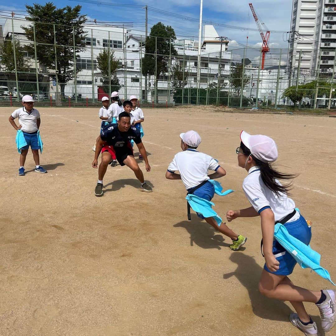 エレコム神戸ファイニーズ公式さんのインスタグラム写真 - (エレコム神戸ファイニーズ公式Instagram)「〈 𝐅𝐋𝐀𝐆 𝐅𝐎𝐎𝐓𝐁𝐀𝐋𝐋 〉  9/26(火)神戸市立御蔵小学校にて フラッグフットボールの授業を行いました🏈 御蔵小学校の皆さま、誠にありがとうございました✨  ✍🏻…当日の様子はHPにも掲載しています。  #エレコム #神戸 #ファイニーズ #elecom #kobe #finies #エレコム神戸ファイニーズ #xleague #Xリーグ #americanfootball #football #アメリカンフットボール #アメフト #フラッグフットボール #flagfootball」9月27日 21時27分 - finiesfootball