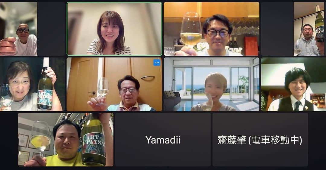 ひぐち君さんのインスタグラム写真 - (ひぐち君Instagram)「先日の オンラインサロン💻 「ひぐち君の日本ワイン会」 リモートワイン会vol.154は、 岩手県花巻市 「アールペイザンワイナリー」 栽培・醸造責任者の高橋和也さん にご参加いただきました🍷🍷  20年ほど耕作放棄地だった棚田を造成した「八雲ヴィンヤード」についてや、糖度20度を超えるマスカットベーリーA、台木のクローン、収穫したブドウを洗うことなどなど勉強させていただきました📖📖 大変お忙しいところ、ありがとうございました🙏🙏🙏  【今後のスケジュール】 ♦️10月9日(祝月)12:30〜15:30 リアルワイン会vol.20 「日本のピノノワール飲み比べ」 @都内某所 ♦️10月29日(日)21:00〜22:30 リモートワイン会vol.155 岩手県花巻市 「高橋葡萄園」🍷  参加ご希望の方はプロフィール欄↑のURL (@higehiguchi)にアクセスしていただき、当サロンへのご入会をお願いいたします🐇🐇🐇 1ヶ月のお試しでも大歓迎ですので、お気軽にご参加くださいませ🤵🏻‍♂️🤵🏻‍♂️🤵🏻‍♂️ 過去にご参加いただいたワイナリー&ワイン情報は、サロン内にてアップしております📖📖📖  #アールペイザンワイナリー #岩手県 #花巻市 #日本ワイン 🇯🇵 #japanesewine #vinjaponais  #일본와인 #日本葡萄酒  #wine #vin #vino #wein #vinho #와인 #葡萄酒  #wineexpert  #tokyo 🗼 #リモートワイン会  #オンラインワイン会  #おうちワイン  #wineathome #余市町ワイン大使 ⭐️ #北海道新聞 📰 https://www.hokkaido-np.co.jp/article/913705/ #髭男爵ひぐち君の語る日本ワインサロン 📚 https://amzn.to/3DBTsSl #オンラインサロン #ひぐち君の日本ワイン会 💻 https://bit.ly/2KJ9DQy」9月27日 21時27分 - higehiguchi
