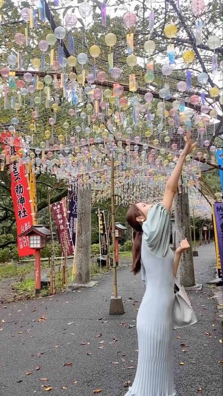 山下七子のインスタグラム：「絶対に行きたいと思っていた宮地嶽神社 光の音 風凛まつりに行けました〜🎐 今月末まで開催されているみたいです✨  ゆらゆら揺れて光が差し込むと 優しくキラキラ光ってて可愛いかったです🤍  雨が降っていたから髪の毛ぱやぱや七子はんです。😔  #宮地嶽神社 #風凛#風凛まつり#福津市 #福岡県#お出掛けスポット #秋コーデ#お出掛けコーデ」