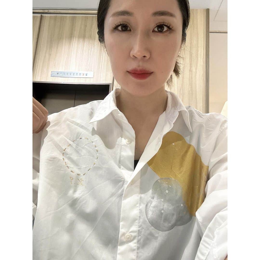 犬山紙子さんのインスタグラム写真 - (犬山紙子Instagram)「またシャツに絵を描いた 金と銀を使いたかっただけ  メルカリでどっさり白シャツ買ったので週末描くのが楽しみ」9月27日 21時38分 - inuyamakamiko
