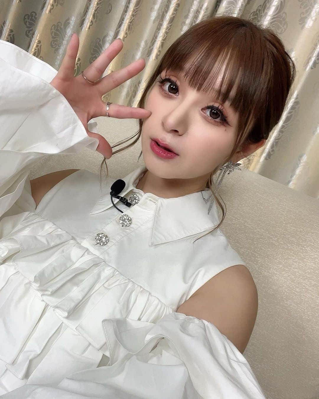 MARiAのインスタグラム：「収録でした♡  🤍ひらひらー🤍  今日のメイク好きでした🥰✨  #MARiA #小美　#美依礼芽 #hairmake #ちと清楚系？」