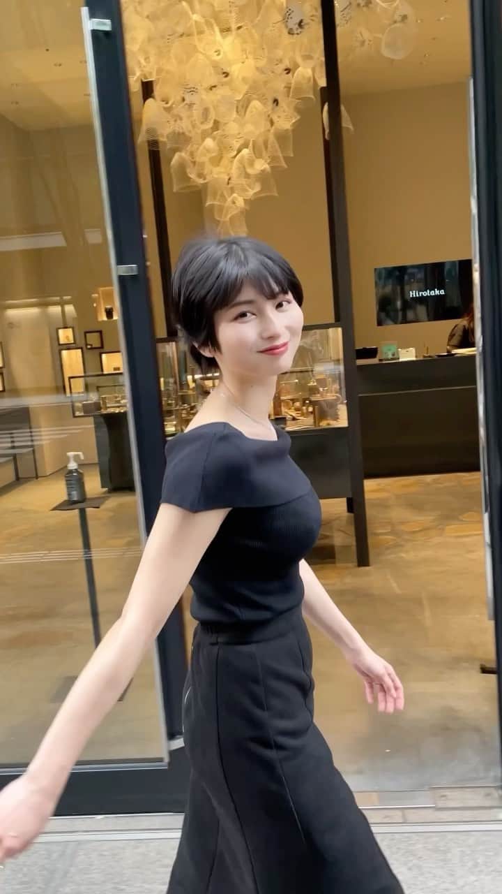 のインスタグラム：「街ブラ🌇🛍️  #丸の内 #散歩 #ショッピング  #丸の内ランチ #丸の内カフェ #大人コーデ  #大人コーディネート #黒コーデ  #ショートカット #ショートカット女子 #ショートヘア  #ショートヘアアレンジ #東京  #tokyo #marunouchi #shopping #lunch」