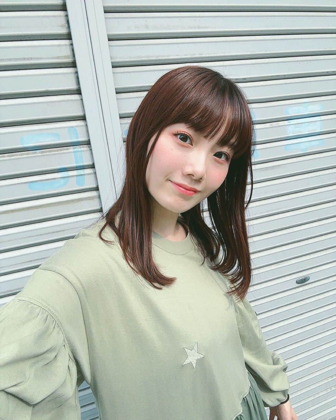 MOMOKAのインスタグラム：「・ クラベリ初日まであと一週間...🧙‍♀️✨🌿  どんな役なのかはまだ言えない(?)のですが、早く見ていただきたいっ！私ももちろん歌うのですが、他のキャストの方々の歌声やダンスもさいっこうなので！！！絶対楽しんでいただけると思います🤝  初の三越劇場！緊張するんだろうなあ〜〜頑張ります🔥  稽古場にて！ 主演の城妃美伶さんにお洋服のおさがりいただきました🌝🫶嬉しくて次の日に着ていっちゃったよ！ 本当に美しくて最高の座長なのでしろきみさんはもちろん、みんなで良い作品にできるよう頑張ります！」