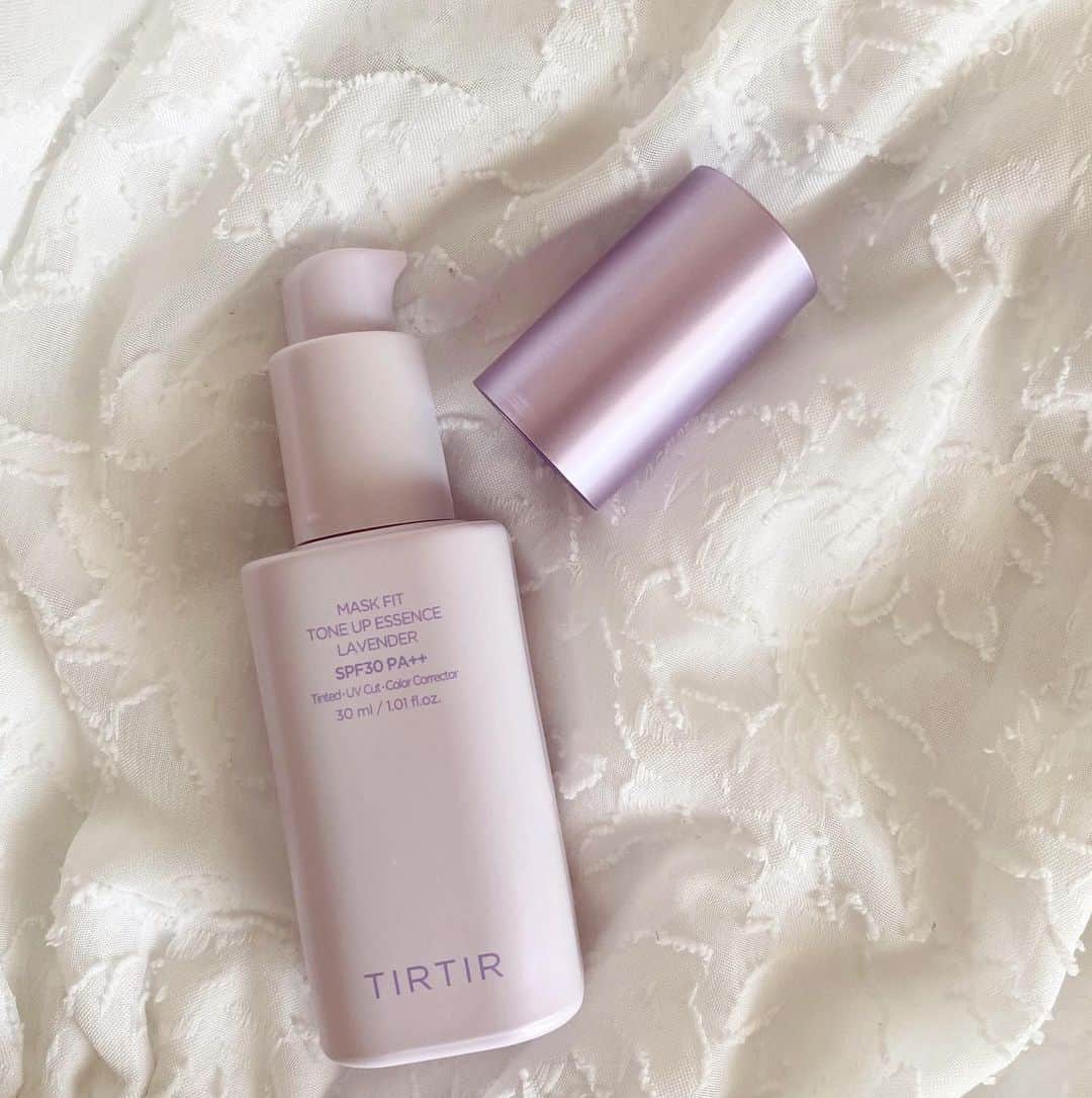 金城愛珠さんのインスタグラム写真 - (金城愛珠Instagram)「. TIRTIRの人気下地から新しく出た MASK FIT TONE UP ESSENCE💟  これ一本で肌のカラーコントロールができちゃうから最近はこの下地とコンシーラーで済ませることが多いです💡  少量で伸びがとにかく良くて透明感が出るので嬉しい…🤍✨  #TIRTIR #PR #トーンアップエッセンス #化粧下地 #カラーベース #パープルトーンアップ  #トーンアップサンエッセンス #トーンアップベース  #メイクベース」9月27日 21時34分 - arisu_kanaki