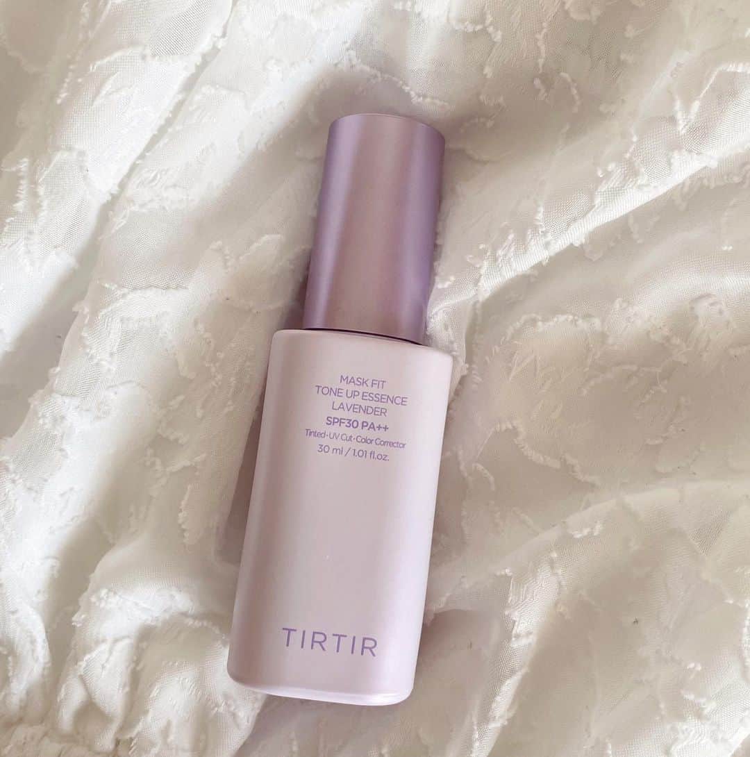 金城愛珠さんのインスタグラム写真 - (金城愛珠Instagram)「. TIRTIRの人気下地から新しく出た MASK FIT TONE UP ESSENCE💟  これ一本で肌のカラーコントロールができちゃうから最近はこの下地とコンシーラーで済ませることが多いです💡  少量で伸びがとにかく良くて透明感が出るので嬉しい…🤍✨  #TIRTIR #PR #トーンアップエッセンス #化粧下地 #カラーベース #パープルトーンアップ  #トーンアップサンエッセンス #トーンアップベース  #メイクベース」9月27日 21時34分 - arisu_kanaki