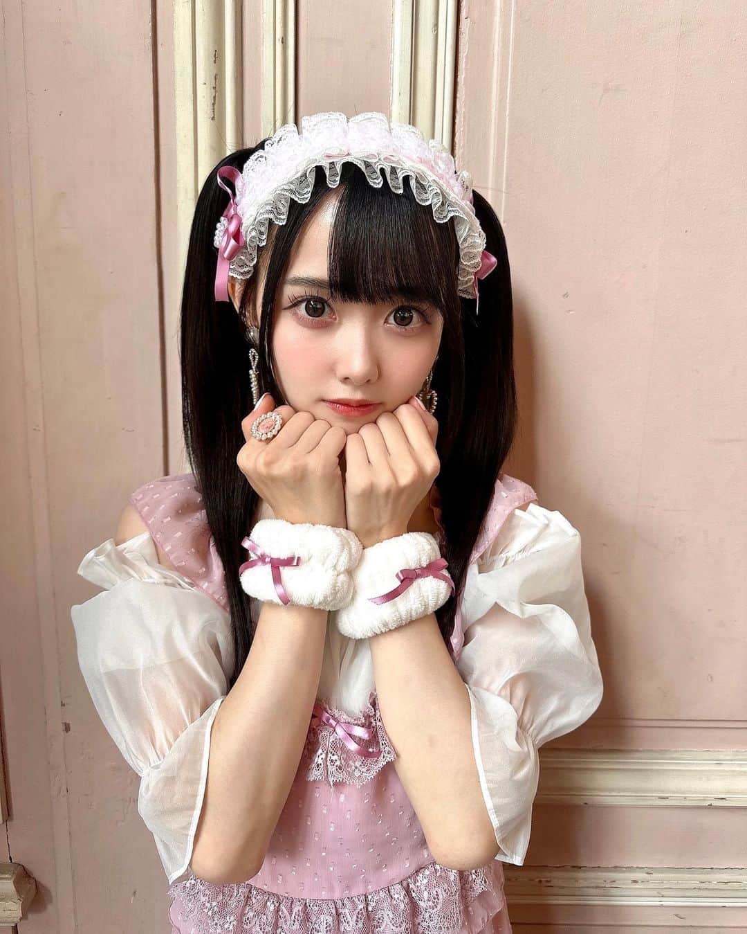 松本ももなさんのインスタグラム写真 - (松本ももなInstagram)「可愛いももな好き？🎀 可愛いを作ってみたから見てみて♡  ヘッドドレスにレースを足しておりぼんも変えて、 ネグリジェとおててのもこもこにも 同じおりぼんつけて可愛くしたの🩷  可愛いは正義だよね🫶🏻 #すきっちゅーの！オフショット  #高嶺のなでしこ #HoneyWorks さん #可愛い女の子 #ツインテール #ヘッドドレス #パジャマ #ネグリジェ #ルームウェア #roomwear #Lolita #kawaiigirl #cosplay #ロリータ #量産型 #量産 #量産型女子 #量産型メイク #量産型ヘアメ」9月27日 21時39分 - momona.1012