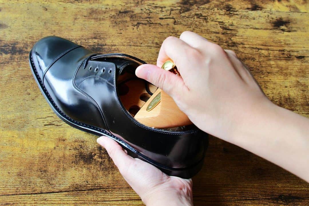 THE COLUMBUS CO.,LTD.さんのインスタグラム写真 - (THE COLUMBUS CO.,LTD.Instagram)「【Boot Black STANDARD SHOE TREE】  ブートブラック から新アイテムが発売されました。  今回は「シューツリー」  革靴の必需品ですよね。  洋服にはハンガー "革靴にはシューツリー"  シューツリーを入れることで、靴の形崩れや革のシワを予防します。  そして脱臭の効果もあります。一石二鳥のアイテム🔥  甲部分とカカト部分の2つに分かれた「ツインチューブ」型のシューツリーです。  ストレッチ効果のあるスプリングを内蔵。横にも縦にもテンションをかけられ、靴全体にテンションをかけられます。   ・細身タイプ ・耐久性に優れているブナ材を使用 ・つま先穴あき ・ブートブラックのメタルプレートつき  男性用 24.0ｃｍ　24.5ｃｍ　25.0ｃｍ　25.5ｃｍ　26.0ｃｍ　27.0ｃｍ　28.0ｃｍ　  #シューツリー #シュートリー #シューキーパー #新商品 #靴磨き #消臭 #コロンブス #ブートブラック #BootBlack #靴磨き倶楽部 #シューケア #秋 #shoetree #shoekeeper」9月27日 21時39分 - columbus_official_