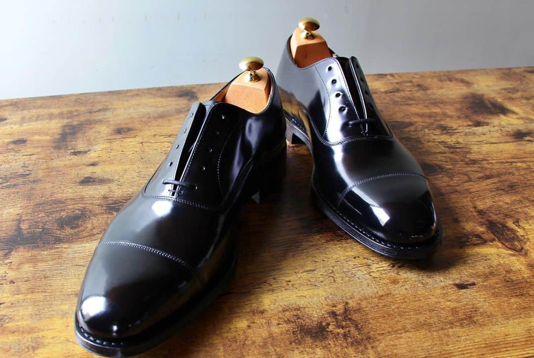 THE COLUMBUS CO.,LTD.さんのインスタグラム写真 - (THE COLUMBUS CO.,LTD.Instagram)「【Boot Black STANDARD SHOE TREE】  ブートブラック から新アイテムが発売されました。  今回は「シューツリー」  革靴の必需品ですよね。  洋服にはハンガー "革靴にはシューツリー"  シューツリーを入れることで、靴の形崩れや革のシワを予防します。  そして脱臭の効果もあります。一石二鳥のアイテム🔥  甲部分とカカト部分の2つに分かれた「ツインチューブ」型のシューツリーです。  ストレッチ効果のあるスプリングを内蔵。横にも縦にもテンションをかけられ、靴全体にテンションをかけられます。   ・細身タイプ ・耐久性に優れているブナ材を使用 ・つま先穴あき ・ブートブラックのメタルプレートつき  男性用 24.0ｃｍ　24.5ｃｍ　25.0ｃｍ　25.5ｃｍ　26.0ｃｍ　27.0ｃｍ　28.0ｃｍ　  #シューツリー #シュートリー #シューキーパー #新商品 #靴磨き #消臭 #コロンブス #ブートブラック #BootBlack #靴磨き倶楽部 #シューケア #秋 #shoetree #shoekeeper」9月27日 21時39分 - columbus_official_