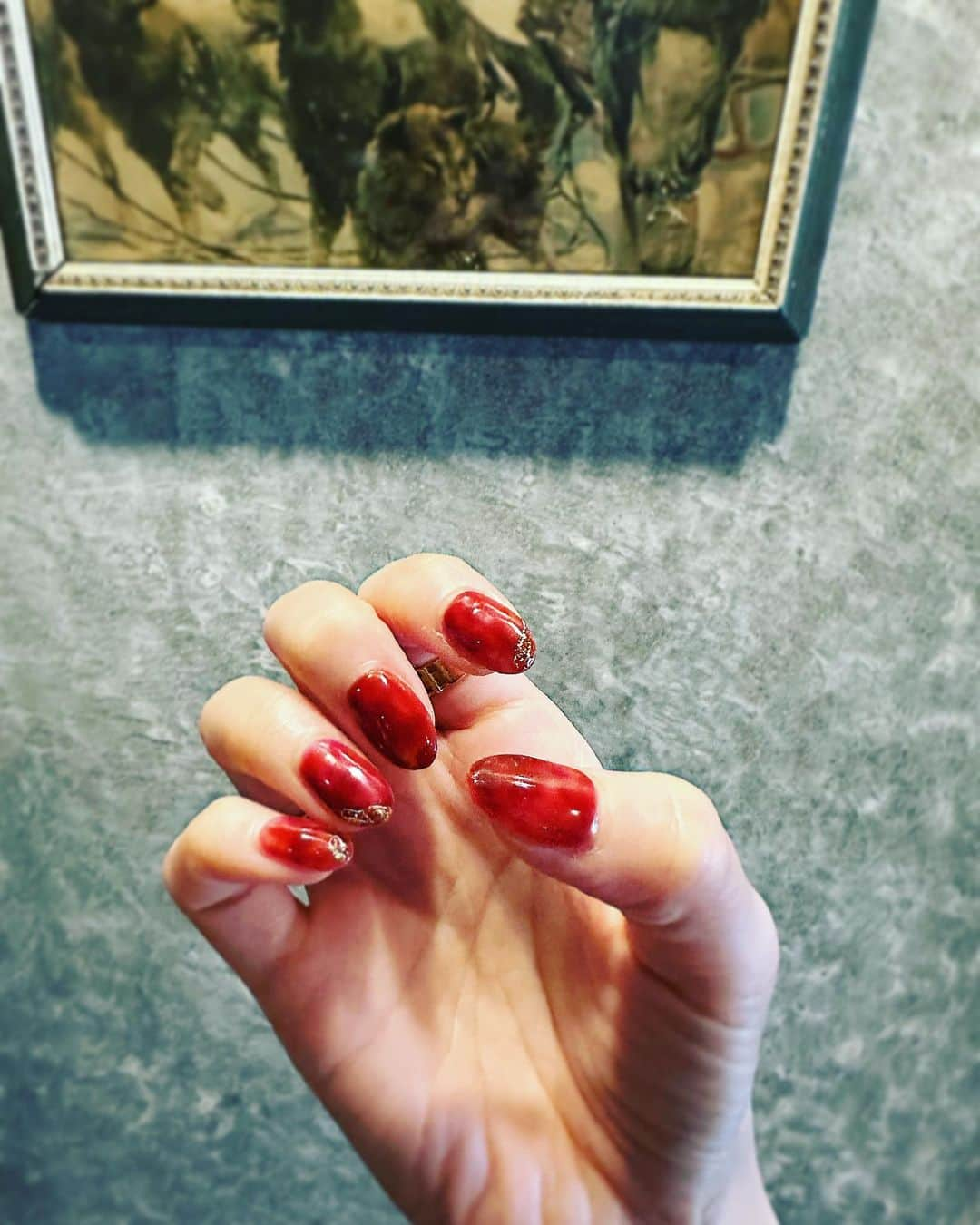 彩星りおんのインスタグラム：「ネイルを秋色に変えました💅🏻  ブラウンのニュアンスネイル🍁 カシスのピンクもまざっているので暗くなりすぎず良い色！ 愛しの阪急電車色！！  ステージがあるときは様々な色の衣装を着るのであまり主張の激しい色は出来ないし、生活していると色々制約もありこの色は初挑戦。  世間的にも「お母さんだから派手な色は…」という風潮は年々弱まっているし、ありがたい事に私の周りにはそんなこと言う人はいない。 もちろんTPOはとても大事だし大切にしているけど、好きな格好を自由にできるのは単純に嬉しい！ファッションにはあまり興味のない私ですが😅ネイルは施術して頂くとやはりテンションが上がります‼︎💓  指先から秋を感じて、ワクワク！ 芸術、食欲、スポーツ、読書、欲張りに全部取り組みたいと思います😁🎨🍠🏃📕  #ニュアンスネイル #ブラウンネイル #ミラーフレンチ #ママネイル #皆さんは #どんな秋にしますか」