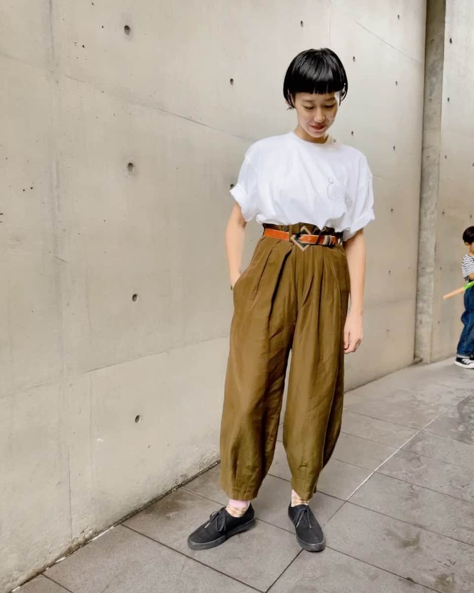 Chocolatのインスタグラム：「9/29（金）GREAT3のライブで発売する限定オリジナルTシャツです🫖☕️  どちらもGREAT3の楽曲をテーマにした作品とのこと。  撮影してくれた @kaori_negoro_anti さん、どうもありがとうございました🙏🤍  ①② 花井祐介 @hanaiyusuke デザイン（Lサイズ着用）「エデン特急」  ③④⑤ 我喜屋位瑳務 @guinea_mate_gaki デザイン（Mサイズ着用）「Ladeira」  よろしくお願いします🤲  #great3」