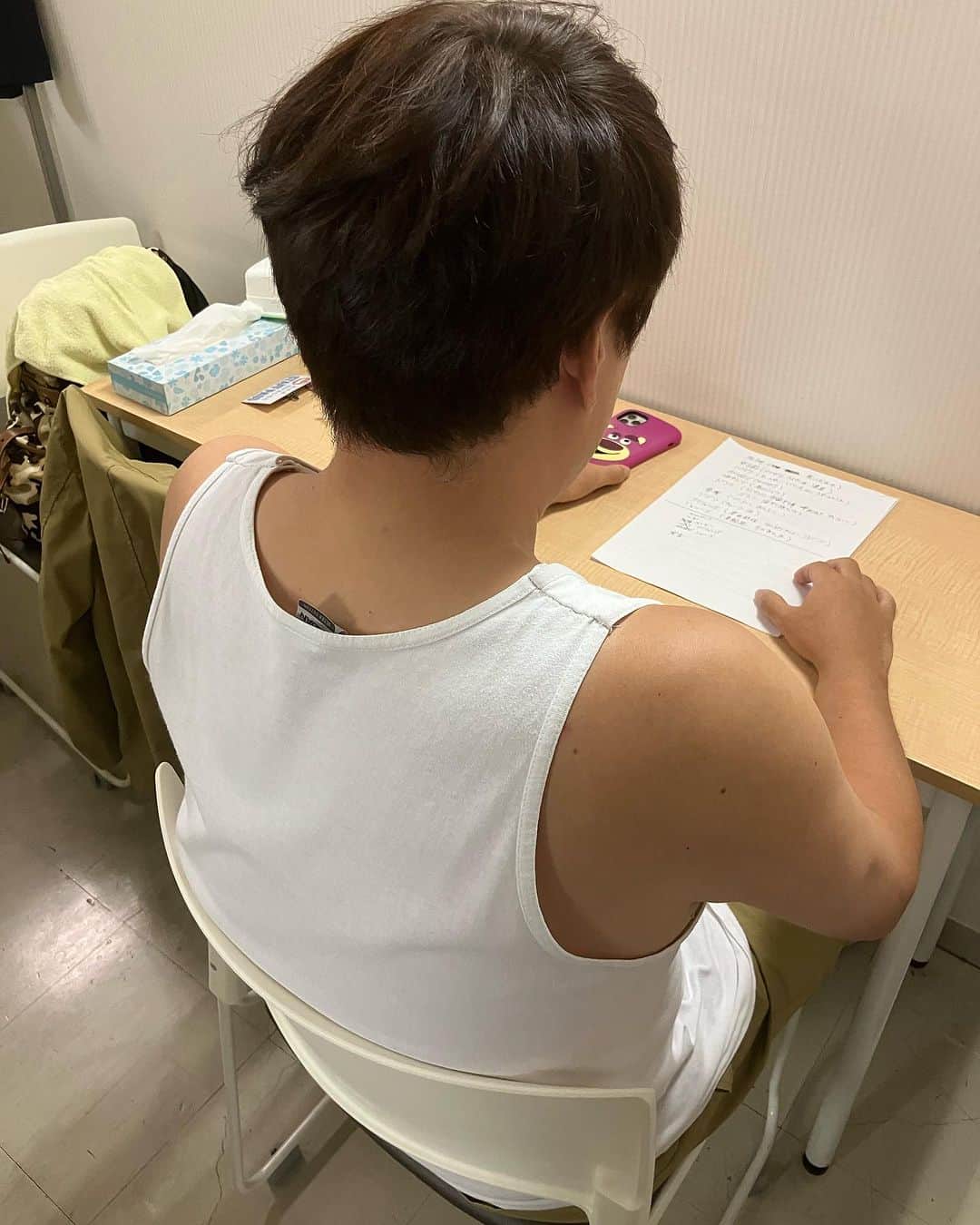 ほんこんのインスタグラム：「誰でしょう？ #後ろ姿シリーズ  #後ろ姿」