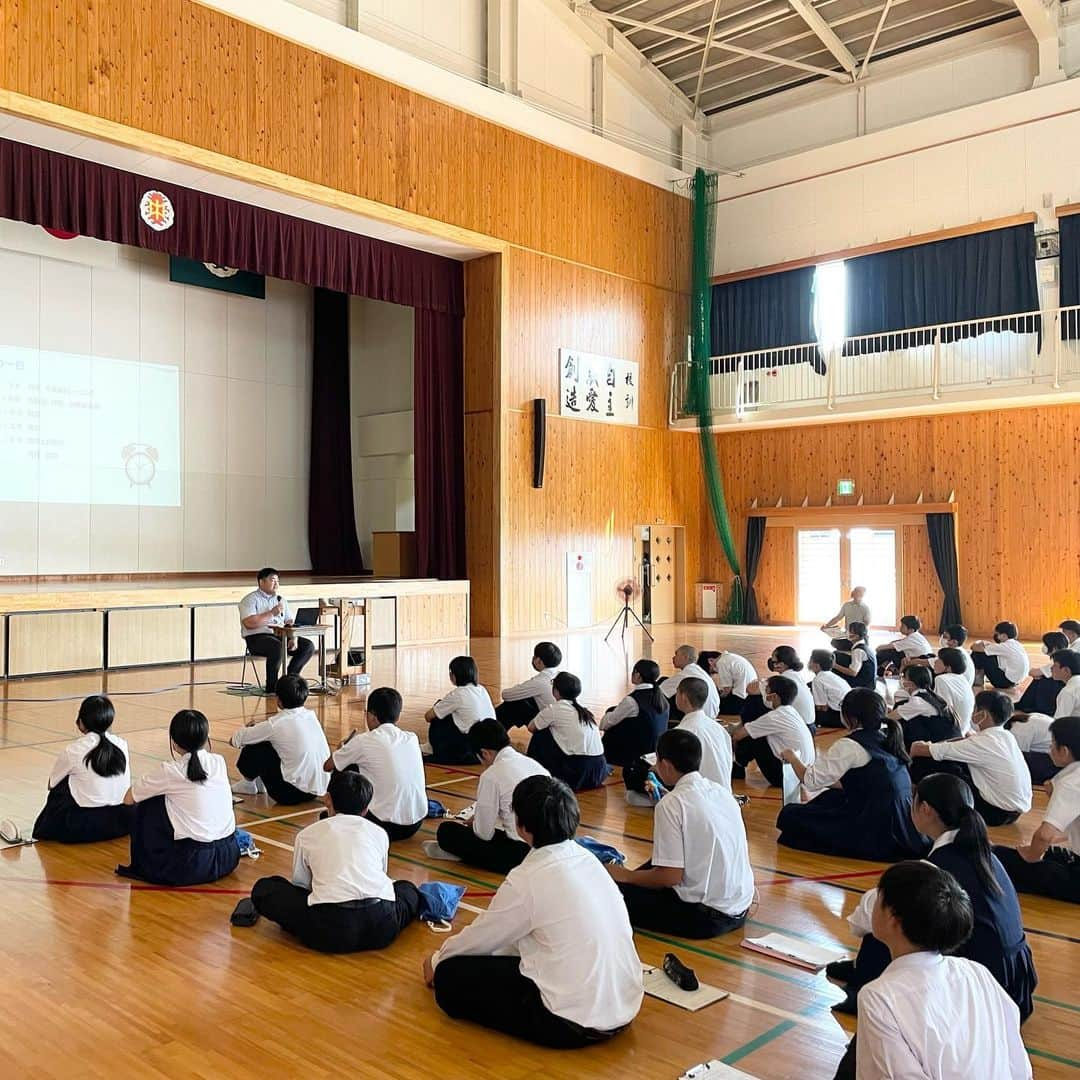 王子谷剛志さんのインスタグラム写真 - (王子谷剛志Instagram)「東海中学校で初めて講話を行いました。 これまで〝考えを言葉にして伝える〟という機会がなかったので、とても貴重な経験になりました。 質問コーナーでは「オフは何をしていますか？」と聞かれたので、6月に生まれた娘とお出かけするのが息抜きになっていますと伝えた所、みなさんから沢山の拍手を頂き、心がほっこりしました。 関係者の皆様、ありがとうございました！ ※そんな娘も本日で百日を迎えました。 #東海中学校 #講話 #感謝」9月27日 21時43分 - takeshiojitani