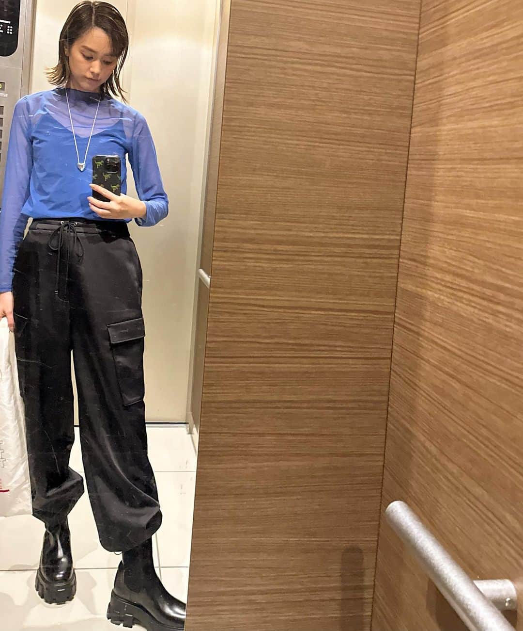 桐谷美玲のインスタグラム：「2023年秋、ブーツ始めました🍂 👦に「なんで晴れなのに長靴履いてるの？」って言われました😇 top: #amerivintage  pants: #uncrave_white  boots: #prada」
