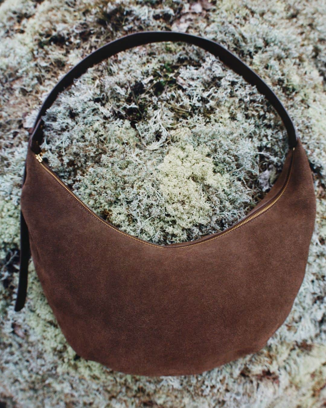 ARKETさんのインスタグラム写真 - (ARKETInstagram)「Back in stock - Our Curved Suede Bag in dark brown. A versatile bag that can be worn on the shoulder or crossbody in a beautiful buttery suede with gold-toned hardware. Explore all of our seasonal bags: link in bio. - #ARKET」9月27日 22時15分 - arketofficial