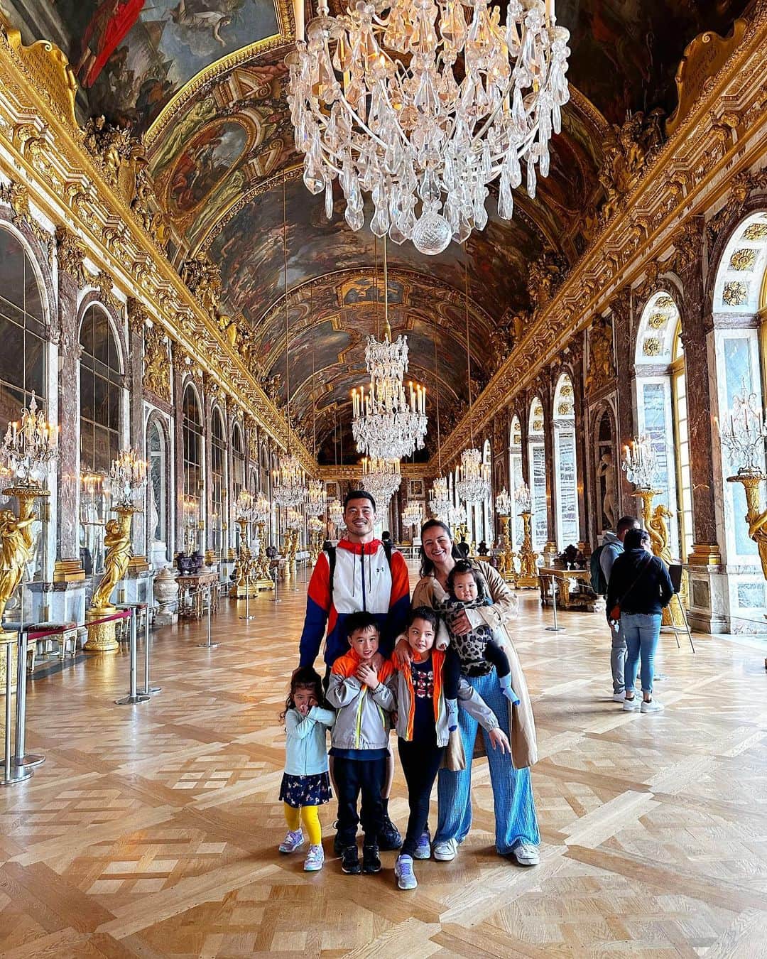 エリナ シルカのインスタグラム：「Never again will be get so lucky with this Hall of Mirrors ✨ 雨の中ベルサイユ宮殿。朝一のチケットを取って、ゆるく散歩していたら鏡の間に到着。こんなに空いてる鏡の間はもう経験できないだろうなー😍🫶 そしてラスト1枚は転けてオデコを負傷する直前の写真🥲」