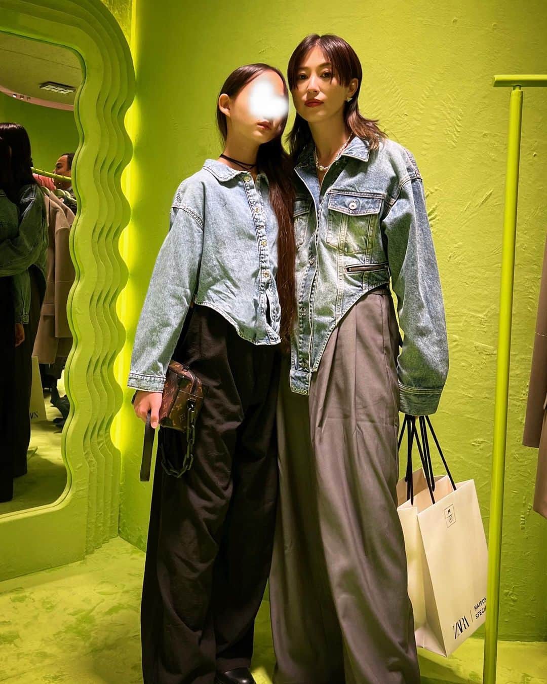のインスタグラム：「ZARA JAPANが25th を記念し、  MAISON SPECIAL× ZARAの コラボレーションコレクションラインが発売されるという事で、 ローンチ前日のレセプションパーティに長女とお邪魔させて頂きました🩶  ぱっと見、リンクコーデに見えるようにスタイリングしたよ🖤  ZARAコラボでの日本ブランドは初となり、展開国は韓国、台湾、中国、香港のアジアを中心に日本国内は25店舗！  次女にもお土産を♡ 早速上下着てみたよ♡ お気に召したよう❣️ ダンスにも使えそうだね✨  姉妹でリンクコーデ、早くさせたいな♡  @zara @maisonspecial_women #コラボレーション#ローンチパーティー #親子リンクコーデ」