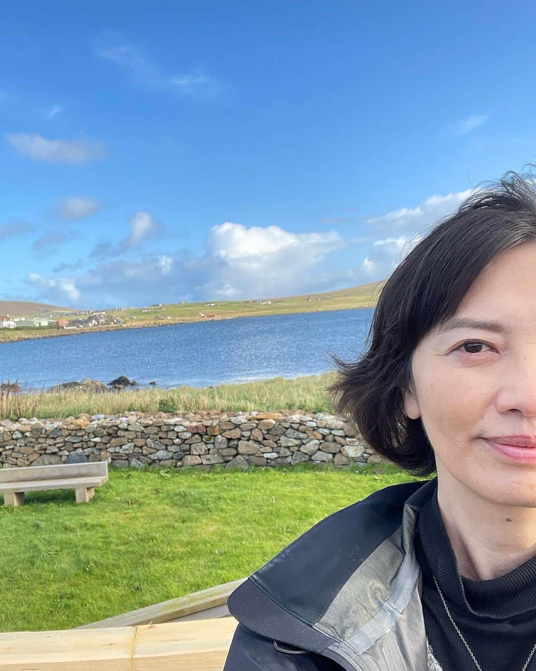 長久保智子さんのインスタグラム写真 - (長久保智子Instagram)「We are here! Unst 🩵  3度目のアンスト島は今までになくいいお天気✨ いちばん北の島です！ その島の中のいちばん北のティールームはお気に入りの場所🩵  #shetland #shetlandwoolweek #shetlandwoolweek2023」9月27日 21時55分 - satoko.tricot_the