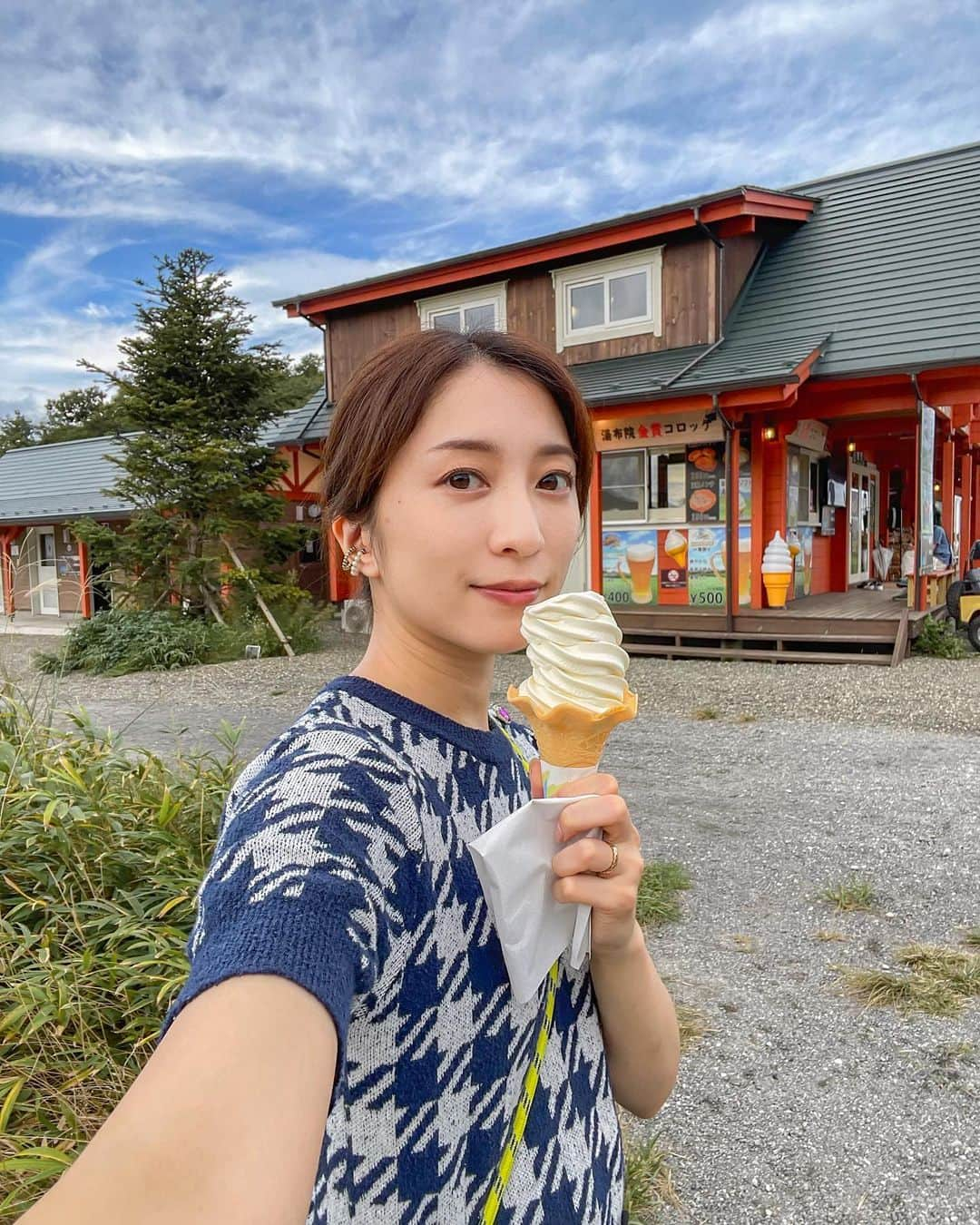 瀬口かなさんのインスタグラム写真 - (瀬口かなInstagram)「久しぶりのキャンプ🏕️ ⁡ もうキャンプシーズン到来ですね！ 標高が高いキャンプ場だとめちゃくちゃベストシーズン！ ⁡ 今回は旦那のお友達とグルキャンでした！ やっぱ賑やかなキャンプもいいなぁ✨ みんなでテント張ってご飯作って食べて。 ⁡ 夜は軽めのダウン着ないと寒かった！ その寒さも好き。 朝は清々しくて本当に気持ちいいんだよね〜🌿 ⁡ ⁡ 今回のキャンプ場はグランヴェルデリゾート @grandverde_resort なんだけど、なんとドローン撮影もできるんです！ ⁡ せっかくなのでワイルドクルーザーを乗りながら撮影してもらいました😂 私の運転の下手さが最後バレる笑 ⁡ いろんなアクティビティが楽しめるキャンプ場で犬もokで、そして何よりグランピングが本当に素敵で人気なところ！ ⁡ またすぐ行きたい〜☺️  #キャンプ飯 #キャンプ場 #キャンプギア #キャンプコーデ #キャンプ道具 #キャンプ女子 #スノーピーク #スノーピークテント #snowpeak #グランヴェルデリゾート #グランヴェルデリゾートキャンプ場 #grandverderesort #大分観光 #大分キャンプ」9月27日 21時47分 - seguchikana