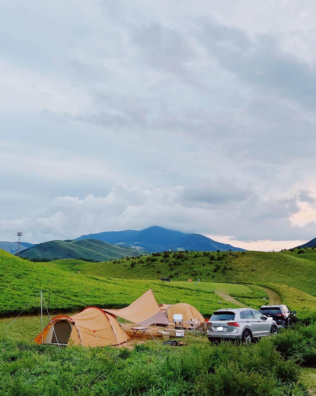 瀬口かなさんのインスタグラム写真 - (瀬口かなInstagram)「久しぶりのキャンプ🏕️ ⁡ もうキャンプシーズン到来ですね！ 標高が高いキャンプ場だとめちゃくちゃベストシーズン！ ⁡ 今回は旦那のお友達とグルキャンでした！ やっぱ賑やかなキャンプもいいなぁ✨ みんなでテント張ってご飯作って食べて。 ⁡ 夜は軽めのダウン着ないと寒かった！ その寒さも好き。 朝は清々しくて本当に気持ちいいんだよね〜🌿 ⁡ ⁡ 今回のキャンプ場はグランヴェルデリゾート @grandverde_resort なんだけど、なんとドローン撮影もできるんです！ ⁡ せっかくなのでワイルドクルーザーを乗りながら撮影してもらいました😂 私の運転の下手さが最後バレる笑 ⁡ いろんなアクティビティが楽しめるキャンプ場で犬もokで、そして何よりグランピングが本当に素敵で人気なところ！ ⁡ またすぐ行きたい〜☺️  #キャンプ飯 #キャンプ場 #キャンプギア #キャンプコーデ #キャンプ道具 #キャンプ女子 #スノーピーク #スノーピークテント #snowpeak #グランヴェルデリゾート #グランヴェルデリゾートキャンプ場 #grandverderesort #大分観光 #大分キャンプ」9月27日 21時47分 - seguchikana