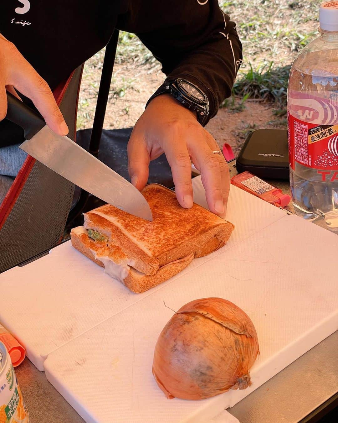 瀬口かなさんのインスタグラム写真 - (瀬口かなInstagram)「久しぶりのキャンプ🏕️ ⁡ もうキャンプシーズン到来ですね！ 標高が高いキャンプ場だとめちゃくちゃベストシーズン！ ⁡ 今回は旦那のお友達とグルキャンでした！ やっぱ賑やかなキャンプもいいなぁ✨ みんなでテント張ってご飯作って食べて。 ⁡ 夜は軽めのダウン着ないと寒かった！ その寒さも好き。 朝は清々しくて本当に気持ちいいんだよね〜🌿 ⁡ ⁡ 今回のキャンプ場はグランヴェルデリゾート @grandverde_resort なんだけど、なんとドローン撮影もできるんです！ ⁡ せっかくなのでワイルドクルーザーを乗りながら撮影してもらいました😂 私の運転の下手さが最後バレる笑 ⁡ いろんなアクティビティが楽しめるキャンプ場で犬もokで、そして何よりグランピングが本当に素敵で人気なところ！ ⁡ またすぐ行きたい〜☺️  #キャンプ飯 #キャンプ場 #キャンプギア #キャンプコーデ #キャンプ道具 #キャンプ女子 #スノーピーク #スノーピークテント #snowpeak #グランヴェルデリゾート #グランヴェルデリゾートキャンプ場 #grandverderesort #大分観光 #大分キャンプ」9月27日 21時47分 - seguchikana