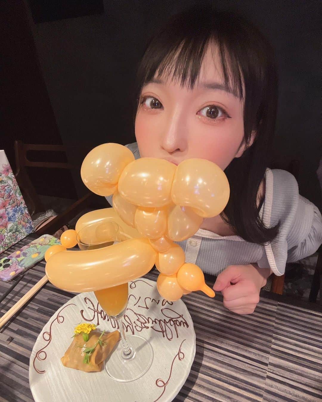 まいてぃ（粕谷まい）のインスタグラム：「スニャックのゆいちゃんが素敵なお店でお誕生日のお祝いしてくれた……！ めっちゃ素敵なプレゼントまで…ありがとう🥹💓 お勉強の事とかで沢山弱音吐いちゃったのに全部プラスにしてくれて元気も分けてくれて、中身も本当に素晴らしいいい女だ……！ ゆちゃんに出会えて本当にHappy人間だぁあ♡♡ プレゼントも大事に使います♡どうもありがとう！ゆいちゃん可愛い！！  こんなに可愛くていい子で面白いゆいちゃんと出会えてしまった私はとても幸せ者です🥹🥹神様ありがとう🥹」
