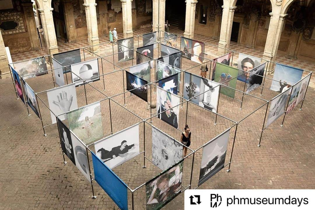 柏田テツヲさんのインスタグラム写真 - (柏田テツヲInstagram)「#Repost @phmuseumdays with @use.repost ・・・ While we wait for the next and last weekend of PhMuseum Days 2023 at @dumbo.space, you can visit four free exhibitions from our program in other venues of Bologna, plus one in Milan.   In these images you can see the collective exhibition I Don’t Know How To Respond To That showcasing the work of 40 photographers selected through the festival open call who explore how our relationship with technology evolves in a context of continuous innovations.  The exhibition is located at Archiginnasio, former seat of the University of Bologna and now home to the Municipal Library. Open Monday to Friday from 9am to 7pm; Saturday from 9am to 6pm; Sunday closed. Free entry. Discover the full program on phmuseumdays.com  -  In attesa del prossimo e ultimo weekend di PhMuseum Days 2023 presso @dumbo.space, è possibile visitare quattro mostre gratuite del nostro programma in altre sedi di Bologna, più una a Milano.   In queste immagini potete vedere la mostra collettiva I Don't Know How To Respond To That che presenta il lavoro di 40 fotografi selezionati attraverso l'open call del festival che esplorano come si evolve il nostro rapporto con la tecnologia in un contesto di continue innovazioni.  La mostra è allestita all'Archiginnasio, ex sede dell'Università di Bologna e ora sede della Biblioteca Comunale. Aperta dal lunedì al venerdì dalle 9.00 alle 19.00; sabato dalle 9.00 alle 18.00; domenica chiuso. Ingresso libero. Scopri tutto il programma su phmuseumdays.it」9月27日 21時49分 - tetsuokashiwada