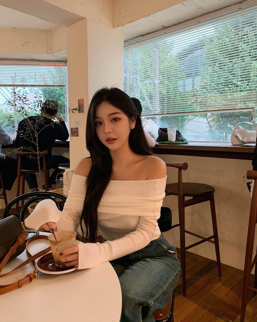 ユビンのインスタグラム：「가을 조항요 🍂  #모어리즈 #moreliz」