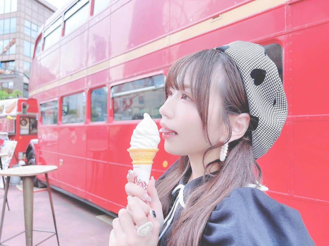 城崎ひまりのインスタグラム：「暑いとソフトクリームすぐ溶けちゃう🥺🍦 . . . . . #東京#ファッション#可愛い#かわいい#follow#フォローミー#自撮り#可愛い女の子#かわいい女の子#アイドル#girl#idol#kawaii#kawaiigirl#kawaiifashion#followme#lol#love#instagood#instadaily#OOTD#photooftheday#me#TagsForLikes#igers#lillilly#HEIHEI#portrait#東京タワー#ソフトクリーム」