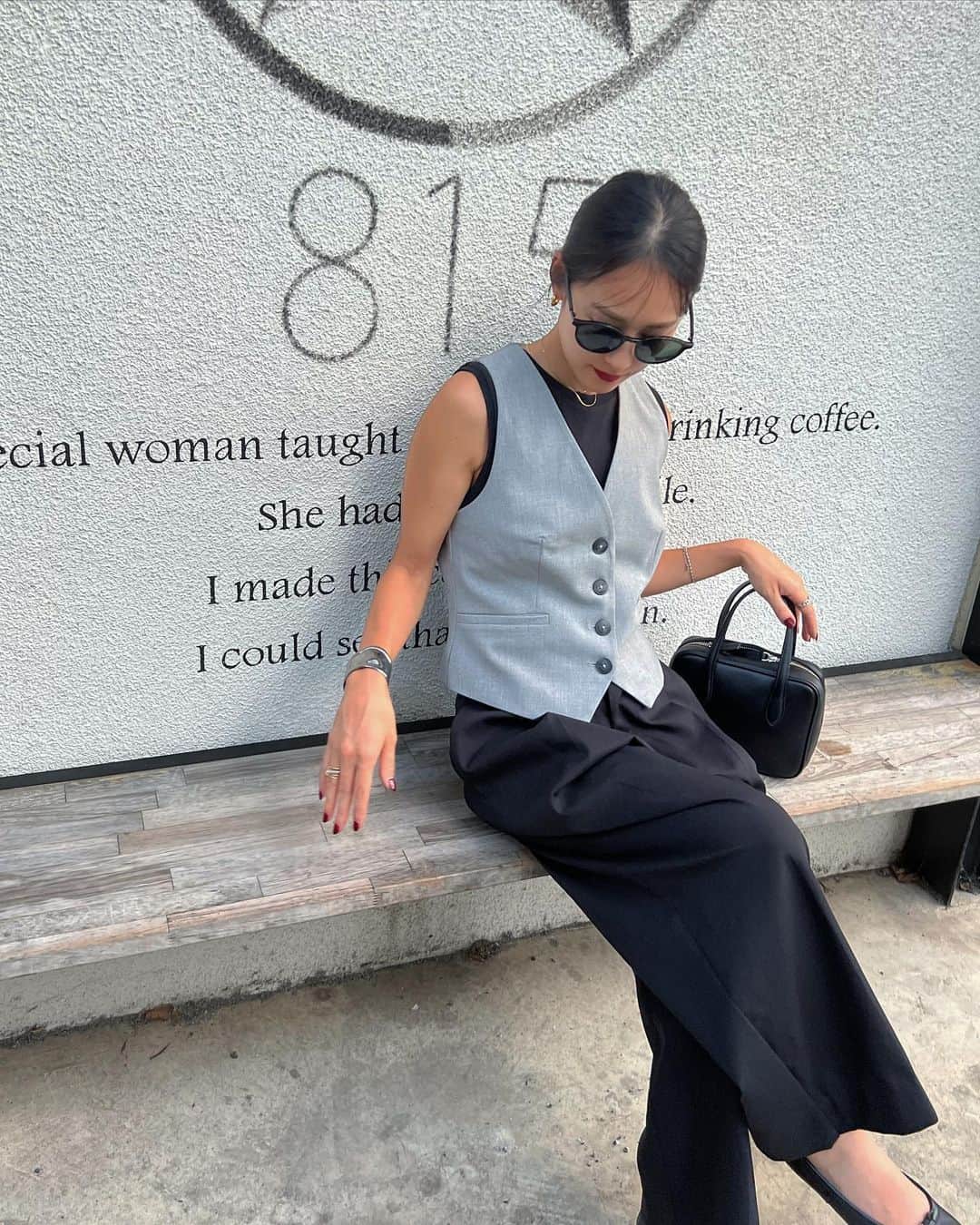 のインスタグラム：「・ 最近ベスト着るのにハマってます🐘🩶  ・ #zara #zaraコーデ」